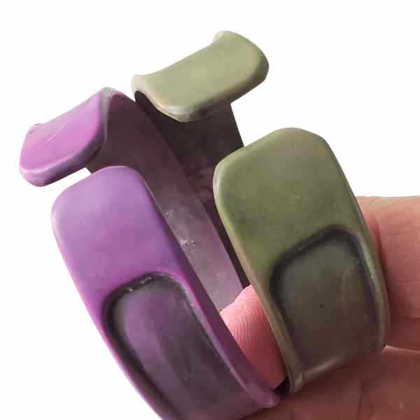 The Cabezel jewelry molds are for polymer clay jewelry makers. They help you make the same shapes over and over again consistently. These are the cabezels cuff bracelets.