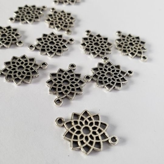 10 Point Flower Charm MWH871-4