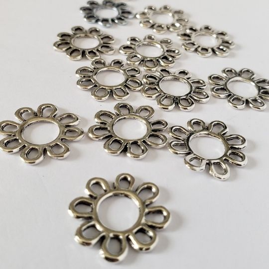 MWH949 Flower Outline Charm